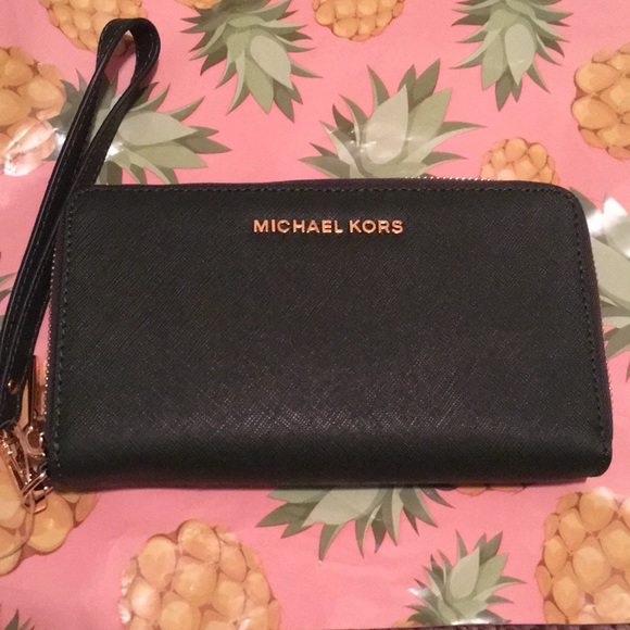 Michael Kors Handbags - NWT Michael Kors Moss jet set wallet